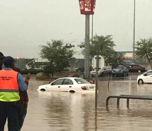 Heavy rains in Hammanskraal caused flooding at Jubilee Mall